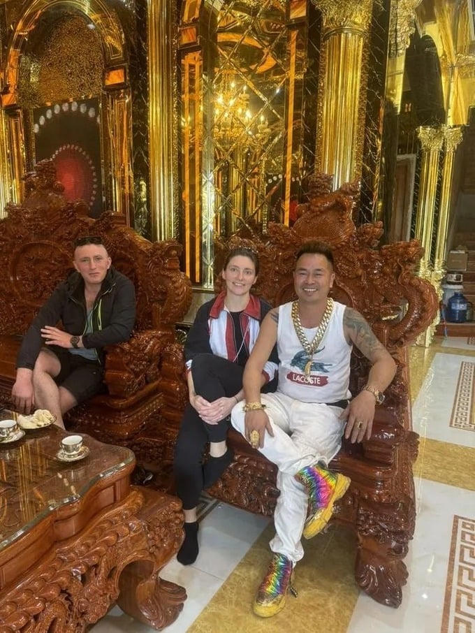 Gia chủ đã đón nhiều lượt khách đến chiêm ngưỡng công trình lâu đài