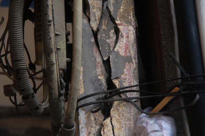 Dùng dây buộc tạm là cách tạm thời người dân có thể giữ các cột trụ không bị đổ sập.