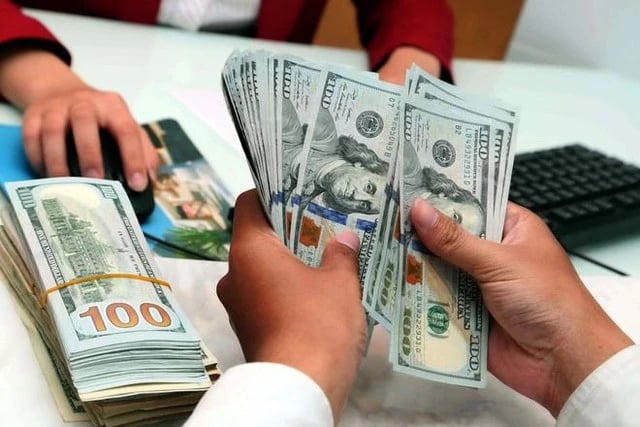 Giá USD tự do lao dốc, 'bốc hơi' hơn 100 đồng