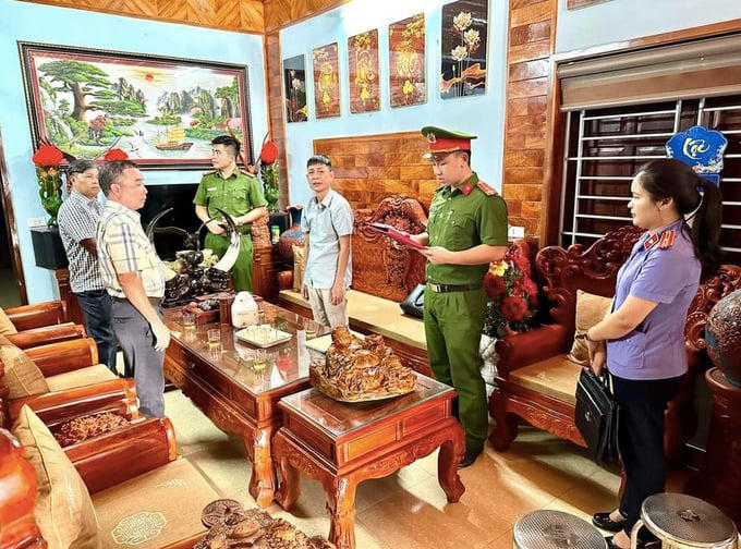 Cơ quan chức năng tống đạt các quyết định đối với bị can Tân. Ảnh: CACC.