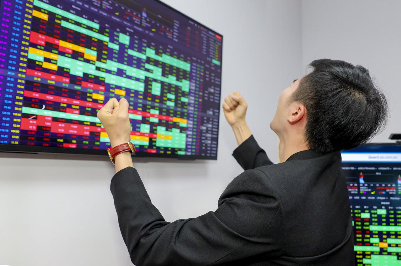 Kéo thốc vượt mốc 1.300 điểm: Có nên FOMO lúc này?