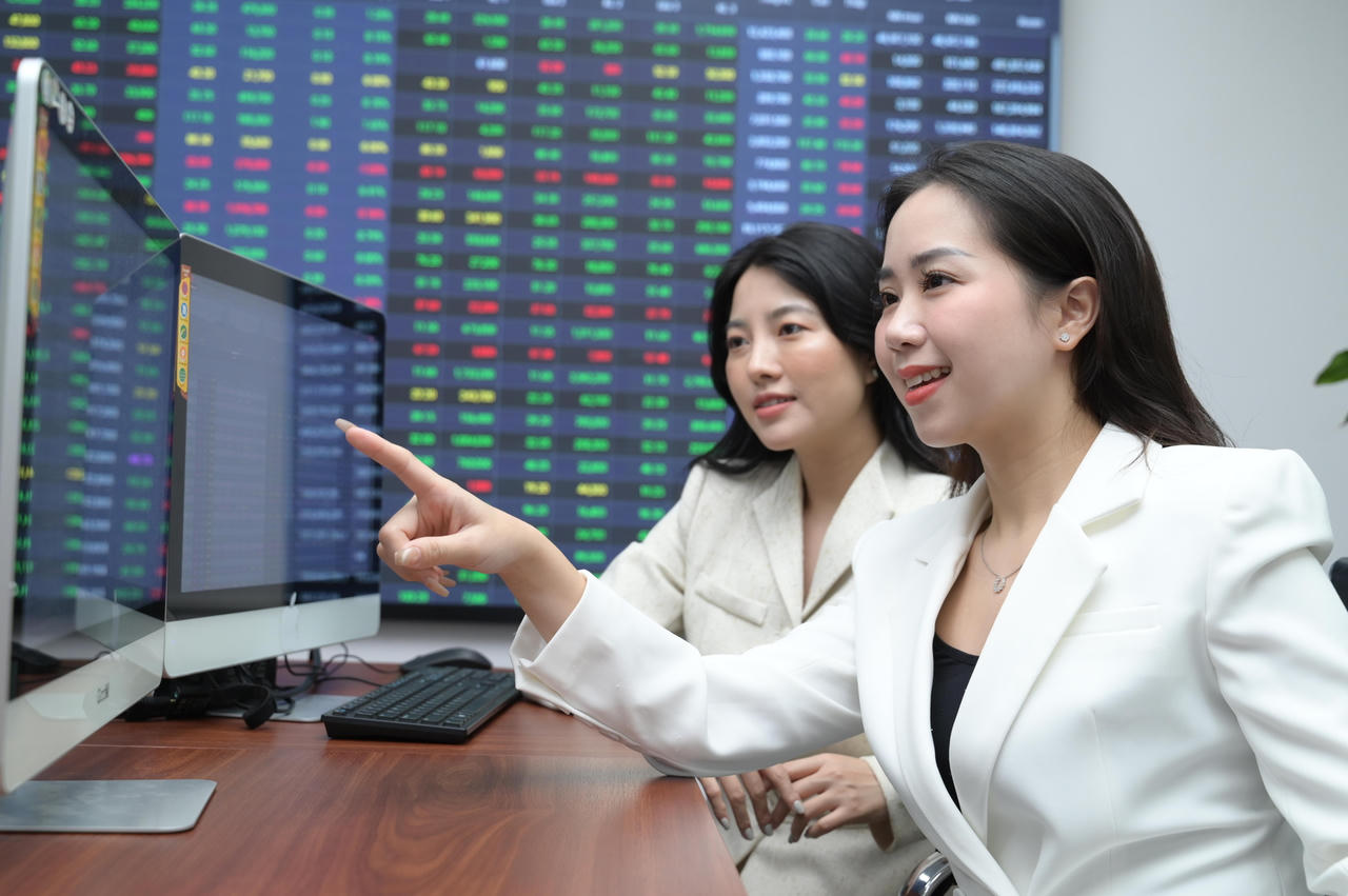 Đầu tháng khởi sắc: VCA, HGM nối dài hưng phấn, YEG 'bay phấp phới'