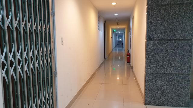 Hành lang chung cư Carina về đêm&nbsp;