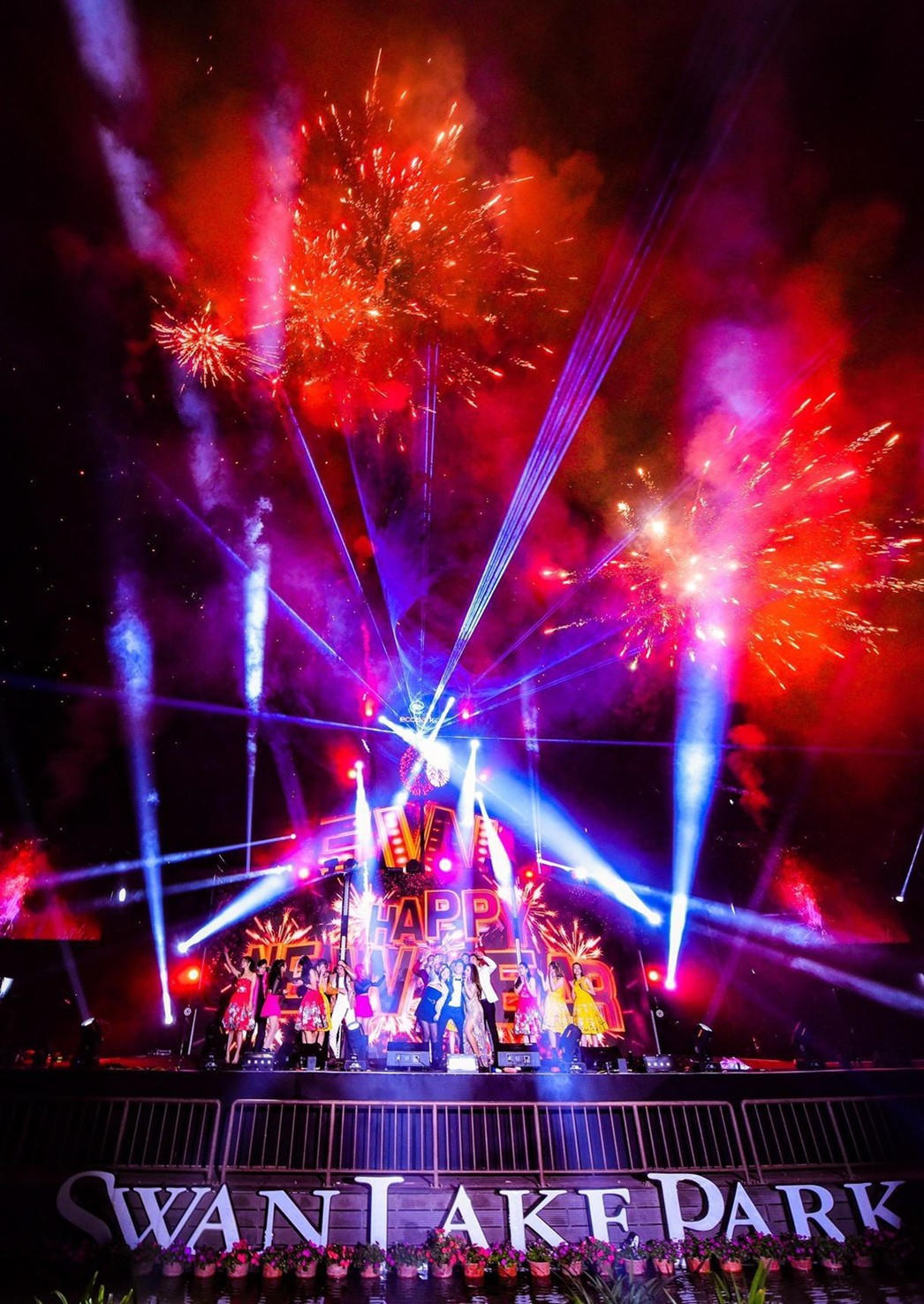 Thời khắc đón năm mới tại Ecopark năm 2021.