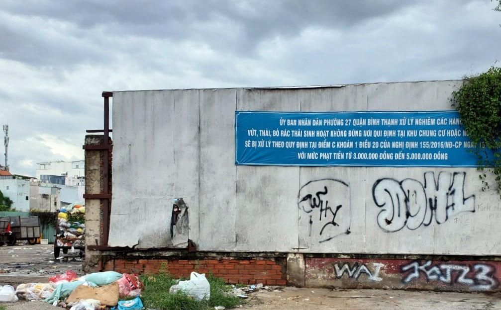 UBND phường 27 đã căng băng rôn cảnh báo xử phạt hành vi xả rác nhưng vẫn vương vãi rác thải.