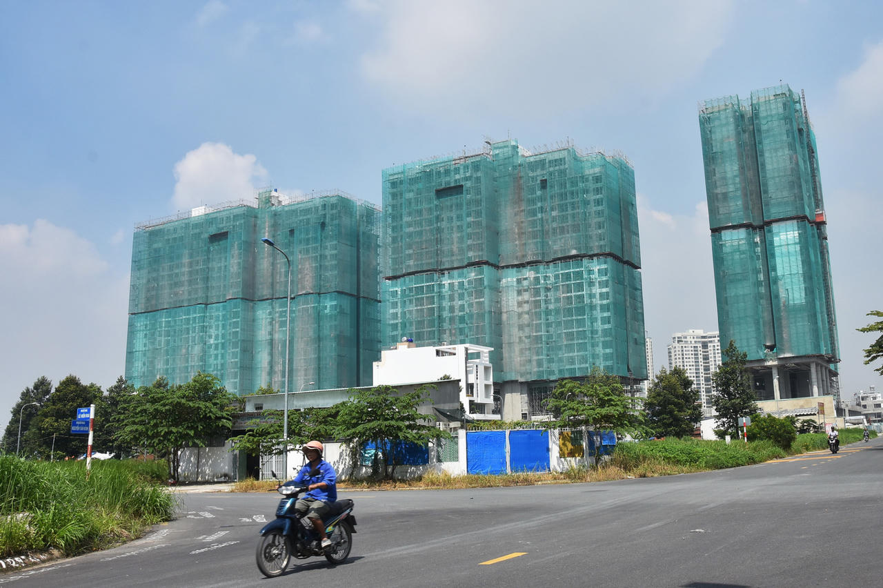 Doanh nghiệp và thị trường bất động sản gặp khó do ách tắc dòng tiền.