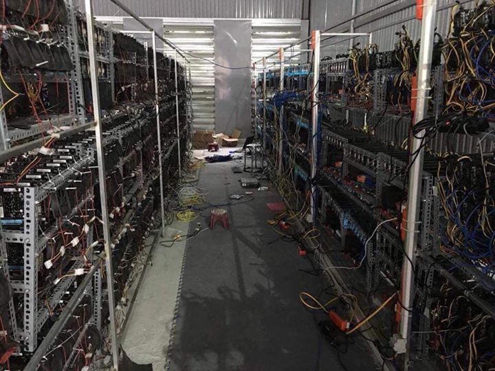 Tháo máy đào thanh lý. Ảnh: Facebook