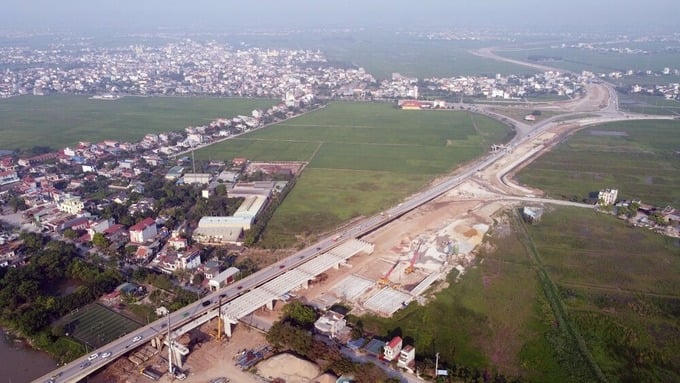 Đường bộ Nam Định - Lạc Quần - đường bộ ven biển nhìn từ trên cao như một dải lụa. Ảnh: Báo Nam Định &nbsp;