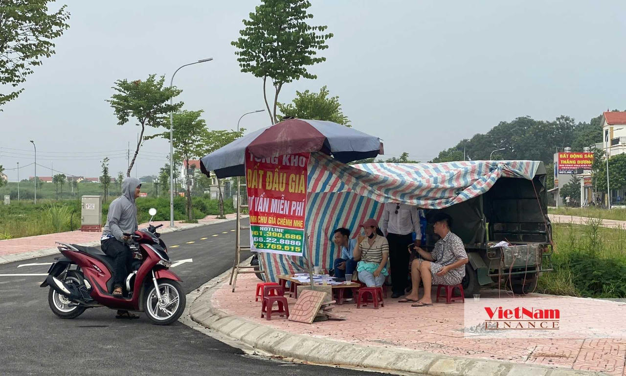 Ngay tại khu đất đấu giá, một số môi giới đã dựng lều từ sớm&nbsp;để đón khách.&nbsp;Một số môi giới cho biết giá đất thổ cư xung quanh khu Lòng Khúc, xã Tiền Yên, huyện Hoài Đức hiên nay đang ở mức 80 triệu đồng/m2 đối với đất mặt đường, trong khi mặt ngõ ở mức 40-50 triệu đồng/m2.