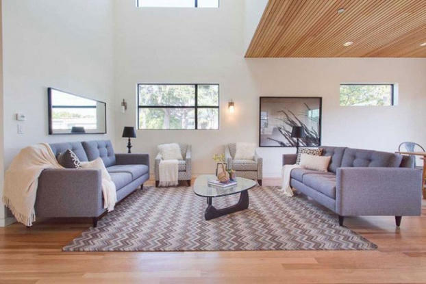 Ngôi nhà gỗ đơn giản bên ngoài, hiện đại bên trong