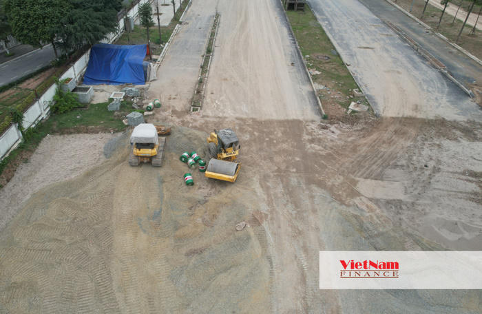 Một số ít máy móc thi công dọn mặt bằng tại dự án Vành đai 3,5, đoạn gần khu vực làm hầm chui qua đại lộ Thăng Long.