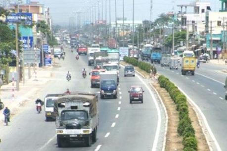 Tuyến đường này có nhiều xe cơ giới chạy qua. Ảnh: An ninh Tiền tệ