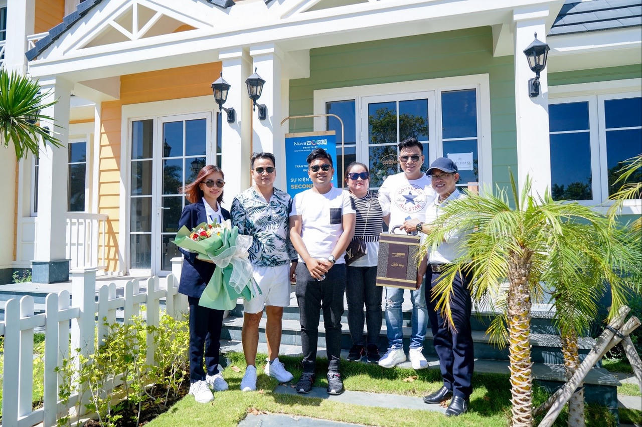Ông Thiên Ân và gia đình hài lòng khi nhận second home Florida tại NovaWorld Phan Thiet &nbsp;