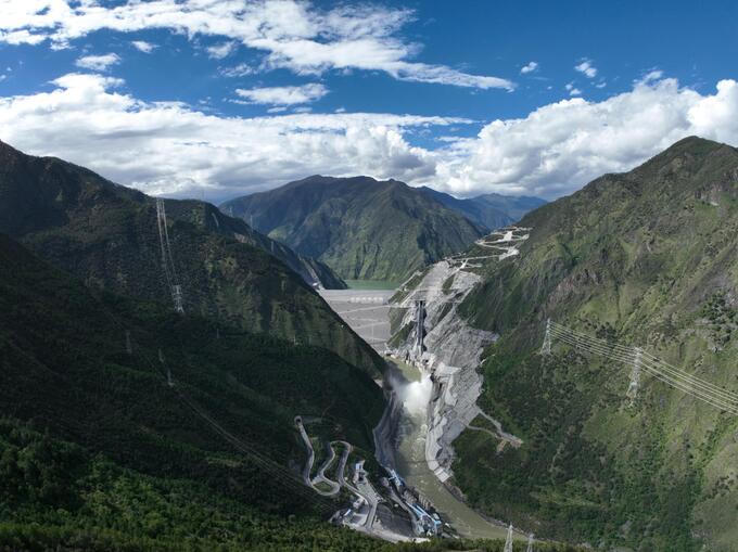 Lưỡng Hà Khẩu cần tổng cộng 43 triệu mét khối vật chất để lấp đầy, tiêu tốn 20.000 tấn thuốc nổ để xây dựng