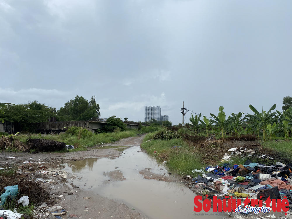 Nhiều nơi trở thành điểm đổ rác, tập kết xà bần của người dân trong khu vực. &nbsp;