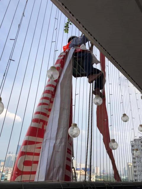 Dan to bi go bang ron treo ngoai ban cong MON City