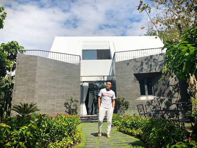 Anh chia sẻ, ý tưởng căn nhà được hình thành từ những kiểu kiến trúc đẹp mình đã từng ở và học hỏi khi có cơ hội đi du lịch và làm việc trên thế giới.