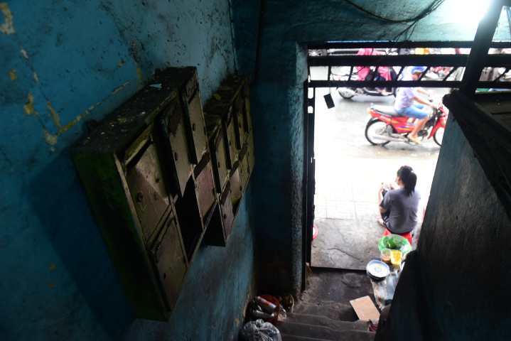 Sống ở chung cư 440 Trần Hưng Đạo: ‘Sập vẫn phải ở chứ tiền đâu mà dời đi’