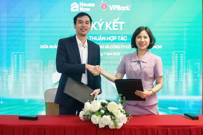 Đại diện VPBank và HouseNow tại Lễ ký kết