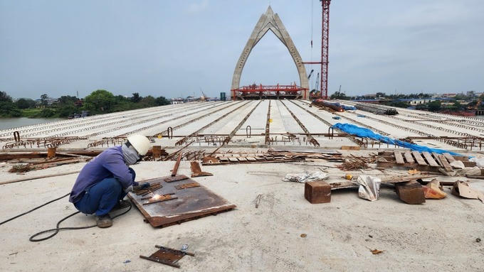 Hình dáng búp sen - biểu tượng của cây cầu đã lộ diện. Ảnh: Báo Nam Định