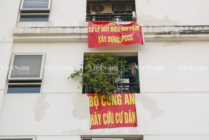 Hà Nội: Đỏ rực băng rôn tại chung cư Athena Complex Xuân Phương