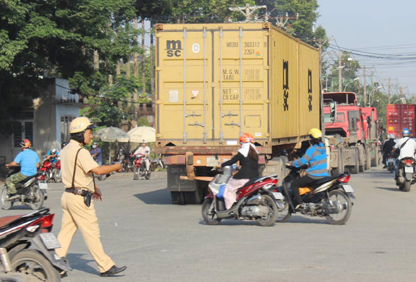 Ngàn xe chôn chân, nút cứng cửa ngõ Sài Gòn từ sáng tới trưa