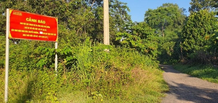 Khu đất rộng hơn 24 ha ở phường Phú Cường, TP. Thủ Dầu Một được quy hoạch là Khu dân cư Thế kỷ 21 rồi đến Dự án Công viên Phú Cường nhưng 15 năm nay vẫn là bãi đất trống gây lãng phí. Ảnh: VOV.VN &nbsp;