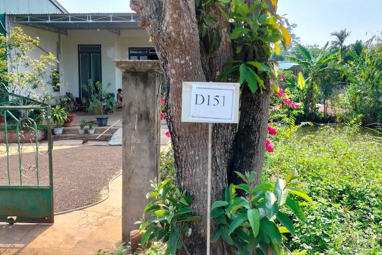 Cò đất cắm biển báo quy hoạch giả (Ảnh: Uy Nguyễn) &nbsp;