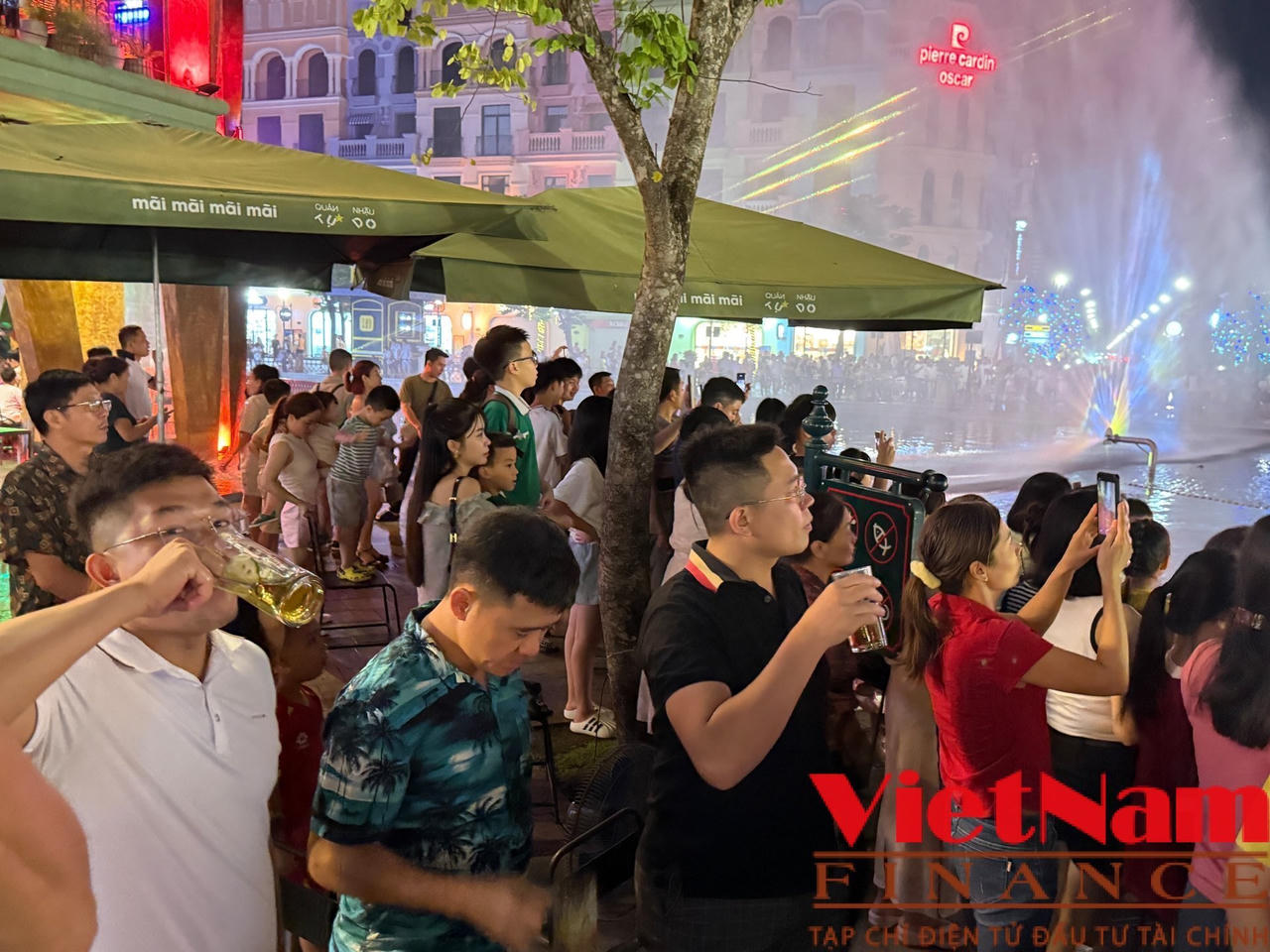 Phố đêm rực sáng tại Khu đô thị Ocean Park ở Hưng Yên