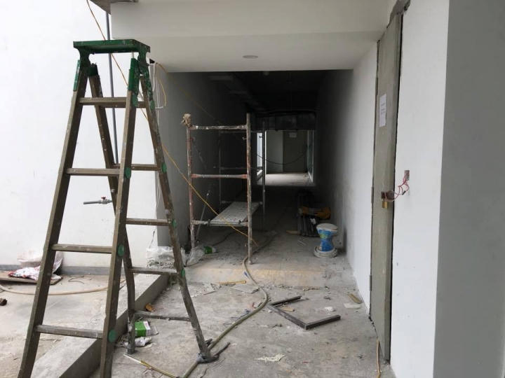 
Người dân cho biết, CĐT đang tiến hành cơi nới tầng 18 với mục đích làm văn phòng.&nbsp;
