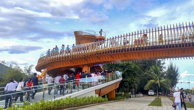 Cầu hữu nghị Việt Nam – Nhật Bản cao gần 13 mét, dài hơn 140 mét với diện tích sàn khoảng 655 m2 (Ảnh: Thế Sơn)