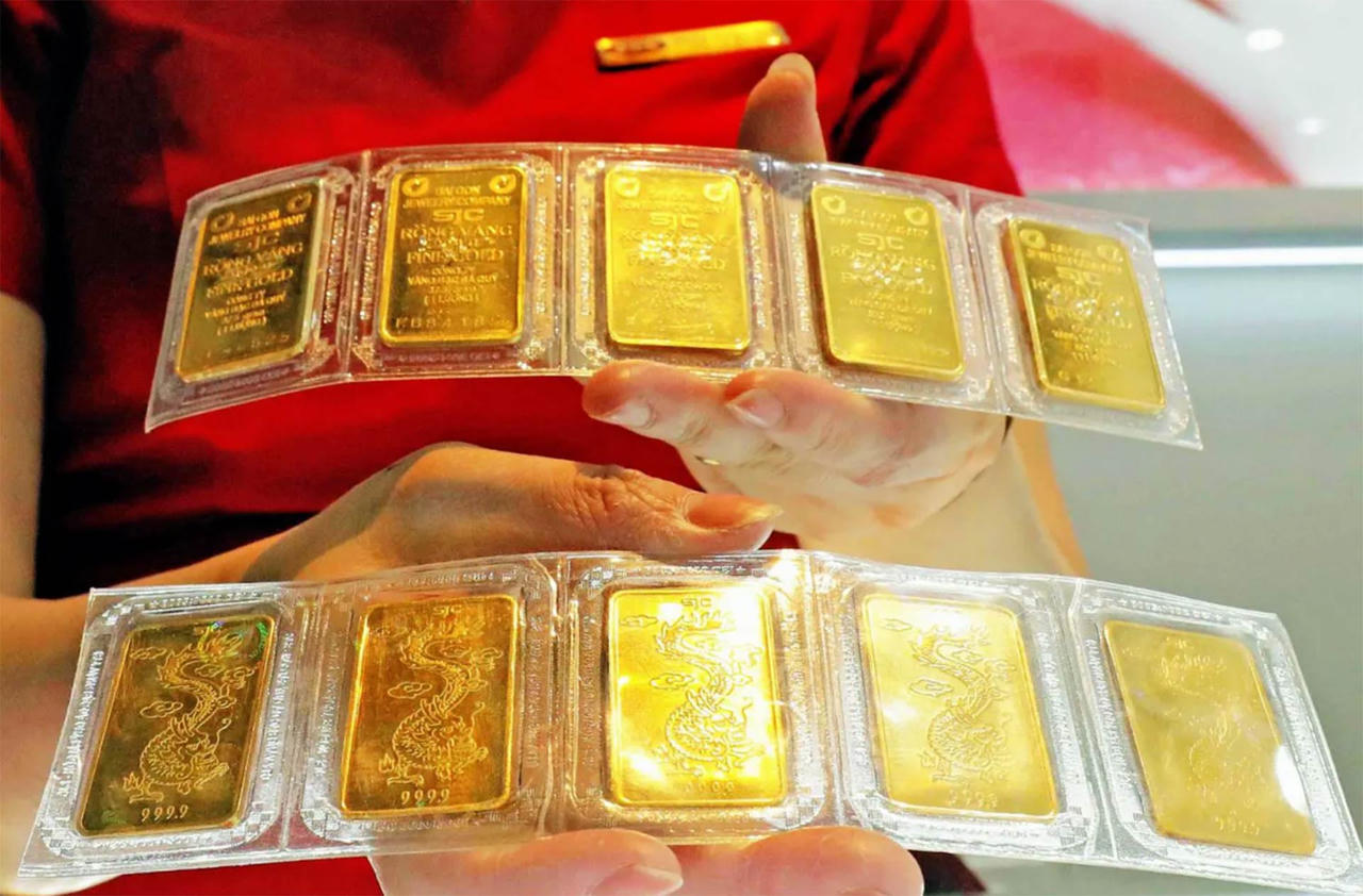 Giá vàng tăng liên tục, tiến lên đỉnh lịch sử 2.700 USD/ounce