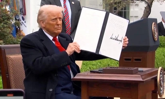 Ông Trump ngừng đàm phán thuế quan, gửi thư áp mức thuế mới với 150 nước.