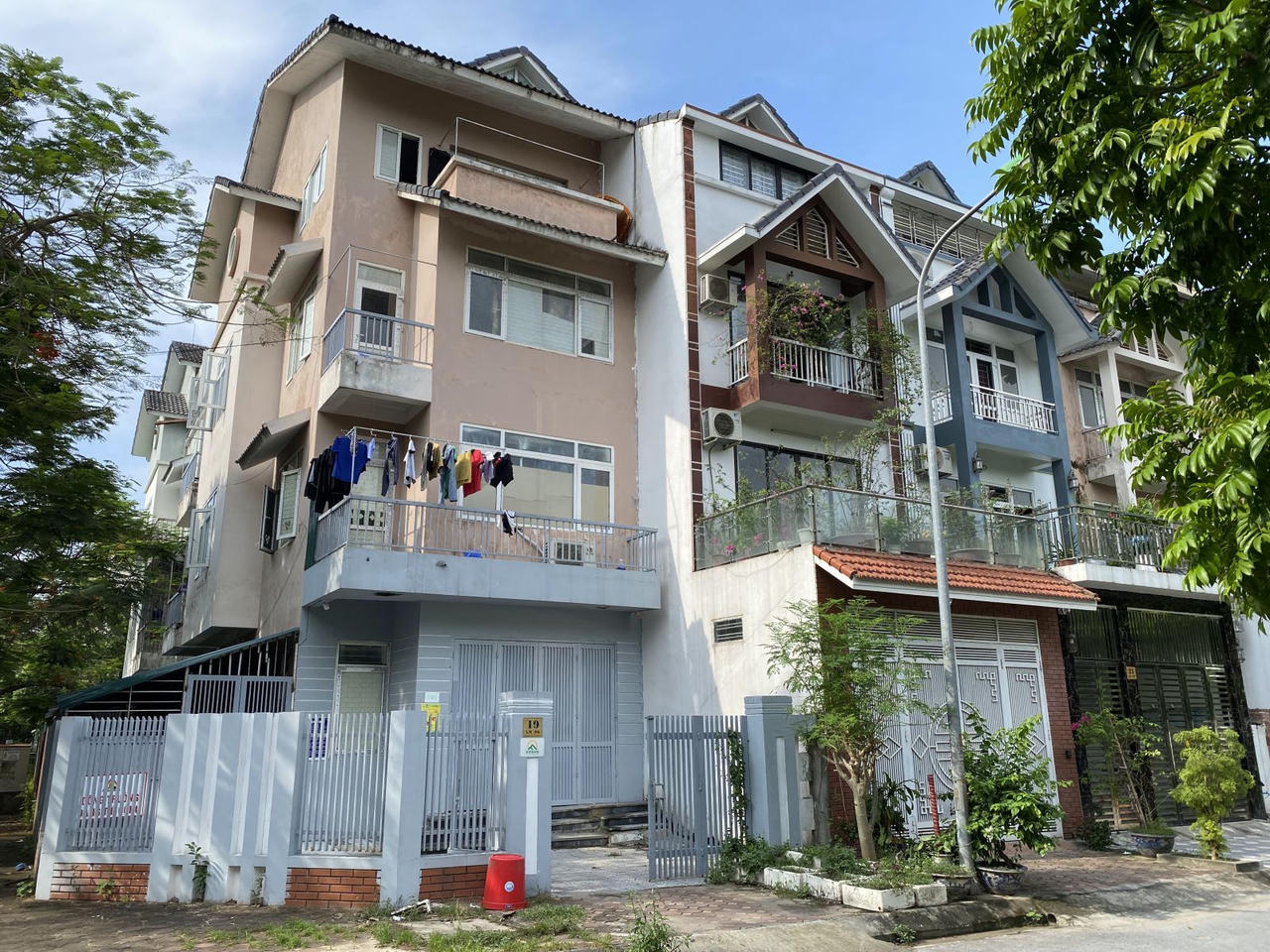 Một số căn biệt thự, nhà liền kề đã được cải tạo thành nhà trọ cho thuê (Ảnh: Tuấn Minh) &nbsp;