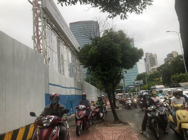 V&agrave;o giờ cao điểm, c&aacute;c phương tiện chen ch&uacute;c, tr&agrave;n l&ecirc;n vỉa h&egrave;.