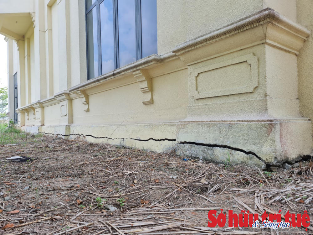 &nbsp;Căn biệt thự hàng chục tỷ đồng bắt đầu sụt lún, rạn nứt, bể kính sau nhiều năm xây dựng.