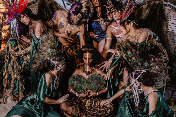 Các khách mời của cô dâu chú rể&nbsp;cũng xúng xính trong những bộ váy, áo&nbsp;được trang trí bằng những họa tiết được lấy&nbsp;cảm hứng từ trang phục của các bộ tộc da đỏ ở châu Phi và Bắc Mỹ