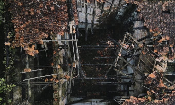 Phần mái của căn biệt thự đã xuống cấp