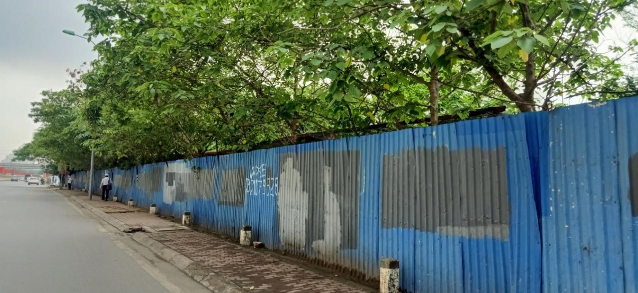 Dự án Tháp Tài chính Quốc Tế tại số 220 Trần Duy Hưng quây tôn gây mất mĩ quan đô thị. &nbsp;