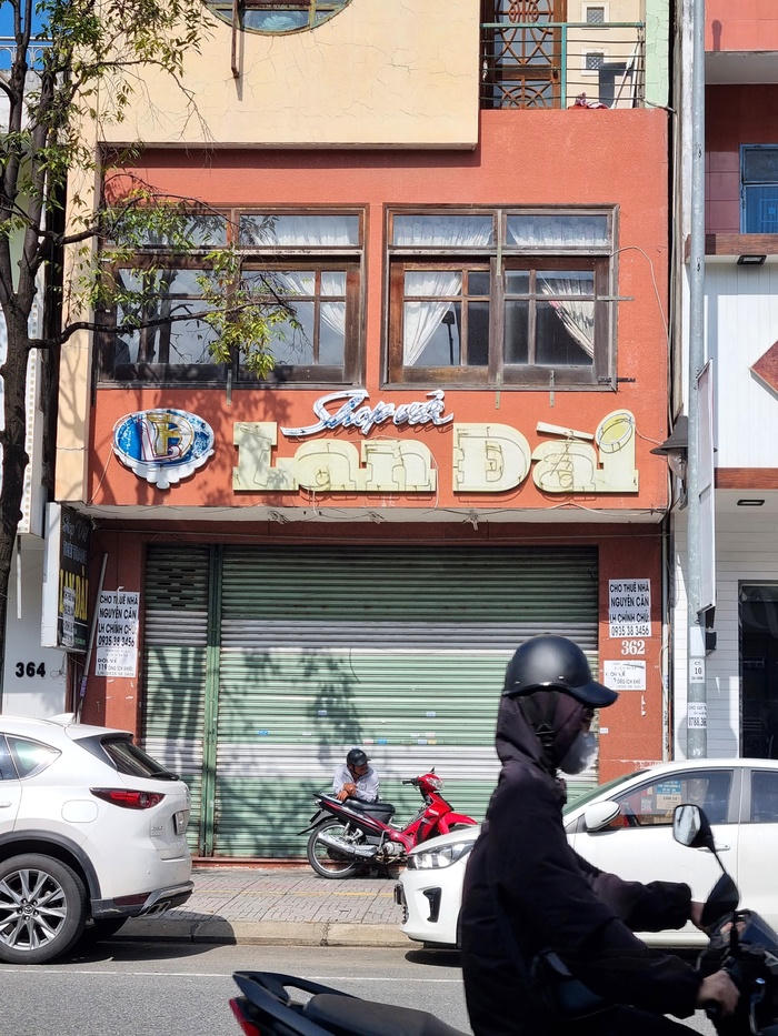 Những khối tài sản chục tỷ bỏ không, tiêu điều trên phố lớn Đà Thành