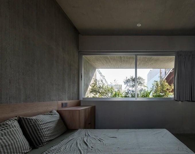 Phòng ngủ thoáng mát hứng hương thơm từ vườn