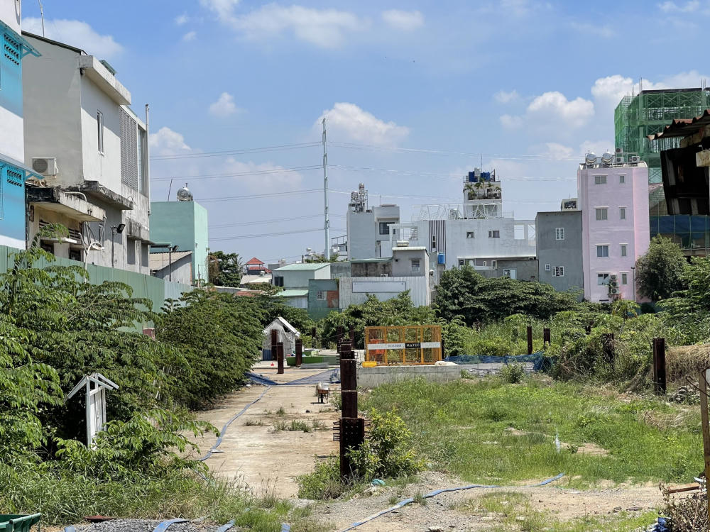 Bên trong dự án chỉ là bãi đất trống. &nbsp;