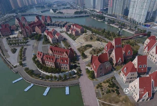 Những căn biệt thự "vườn không nhà trống"