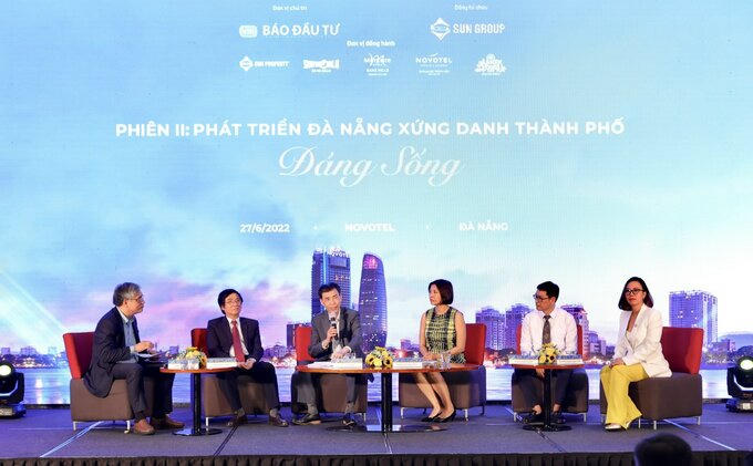 Các khách mời và chuyên gia trong phiên tọa đàm 2 “Phát triển Đà Nẵng xứng danh thành phố đáng sống”.