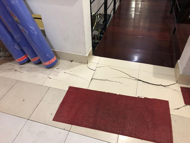 Nơm nớp sống trong nhà lún, nứt vì kế bên xây nhà