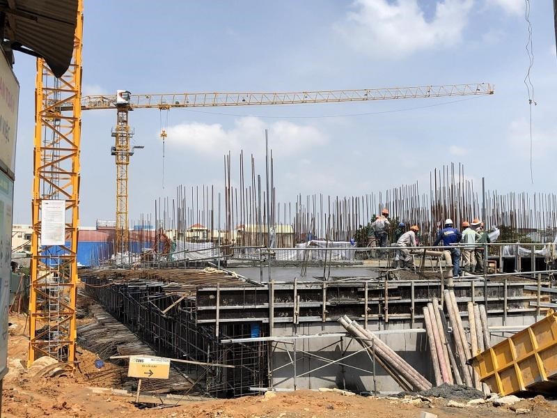 Các công trình BĐS đang ngày đêm thi công, kịp tiến độ được xem là “điểm sáng” hiếm hoi xuất hiện trên thị trường BĐS thời điểm cận Tết. &nbsp;