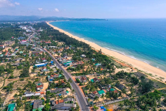 Tuyến đường ven biển, còn được biết đến với tên gọi "tuyến đường du lịch" ở Bình Định dài 118km kết nối nhiều làng chài, danh lam thắng cảnh, di tích lịch sử nổi tiếng