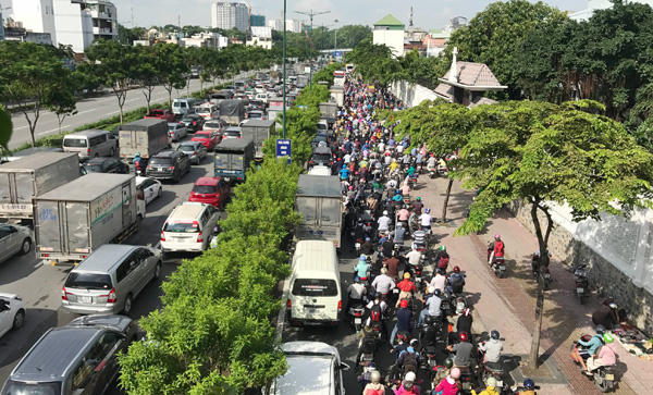 Ngàn xe chôn chân, nút cứng cửa ngõ Sài Gòn từ sáng tới trưa