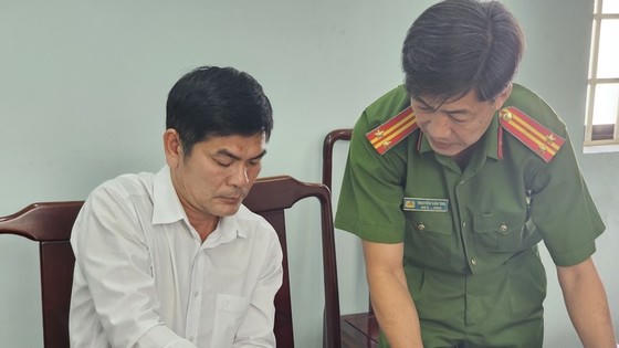 Trần Khắc Kiều tại cơ quan công an. (Ảnh: Báo Nhân dân).