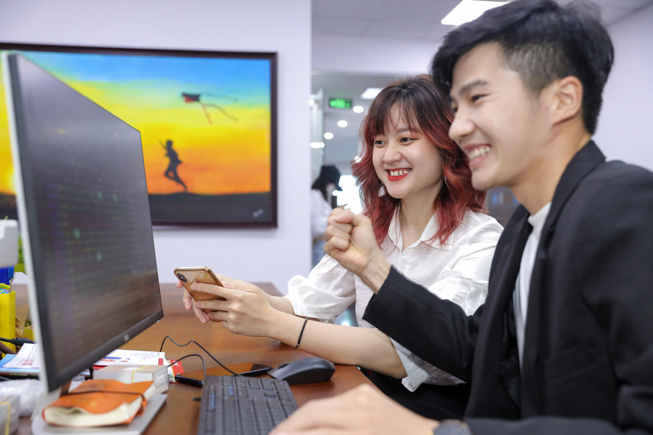 Cổ phiếu Vingroup tăng trần khi giá USD giảm sâu, giữ sắc xanh cho VN-Index